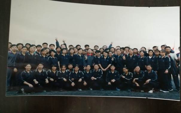 说明: C:\Users\Administrator\Desktop\校友会工作\校友会工作\beat365在线唯一官网历届校友照片\毕业照\D8BC7A6FE42B2DE3F0EF4BB096738969.jpg