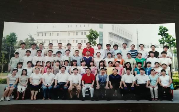 说明: C:\Users\Administrator\Desktop\校友会工作\校友会工作\beat365在线唯一官网历届校友照片\毕业照\27EA2F49B2FBAB700B7DCD6831187911.jpg