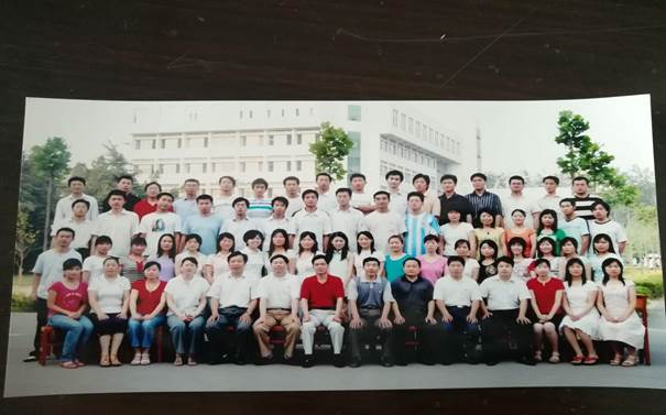 说明: C:\Users\Administrator\Desktop\校友会工作\校友会工作\beat365在线唯一官网历届校友照片\毕业照\56A25ECE083AB88ADA2B173FEA7AF35F.jpg